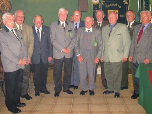 Die Veteranen des Schützenkreises bei der Verabschiedung von KOSM Schmollinger beim Kreisschützentag 2003
v.links: Gerd Heizmann (Maulbronn-Diefenbach), Theo Gerst (Maulbronn-Diefenbach), Ewald Reutter (Aurich), Heinz Schmollinger (Maulbronn), Heinz Schäfer (Knittlingen), Kurt Wyrich (Maulbronn-Diefenbach), Gustav Plapp (Knittlingen), Heinrich Wertwein (Knittlingen),Gerhard Freiburger (Derdingen), Armin Kappenstein (Aurich)